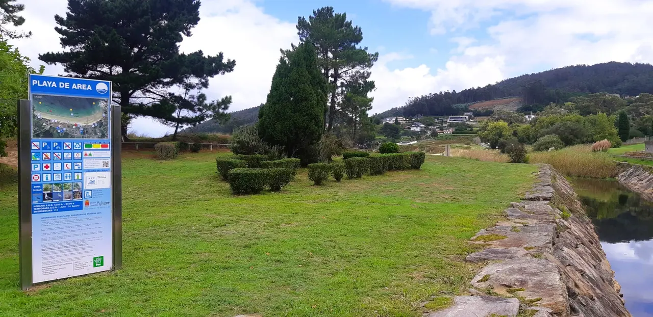 Traballos de mantemento e limpeza nas praias de Viveiro tras a tempada estival