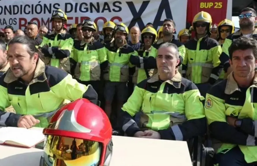 Protesta de los bomberos en el Parque Comarcal de Bombeiros de Viveiro