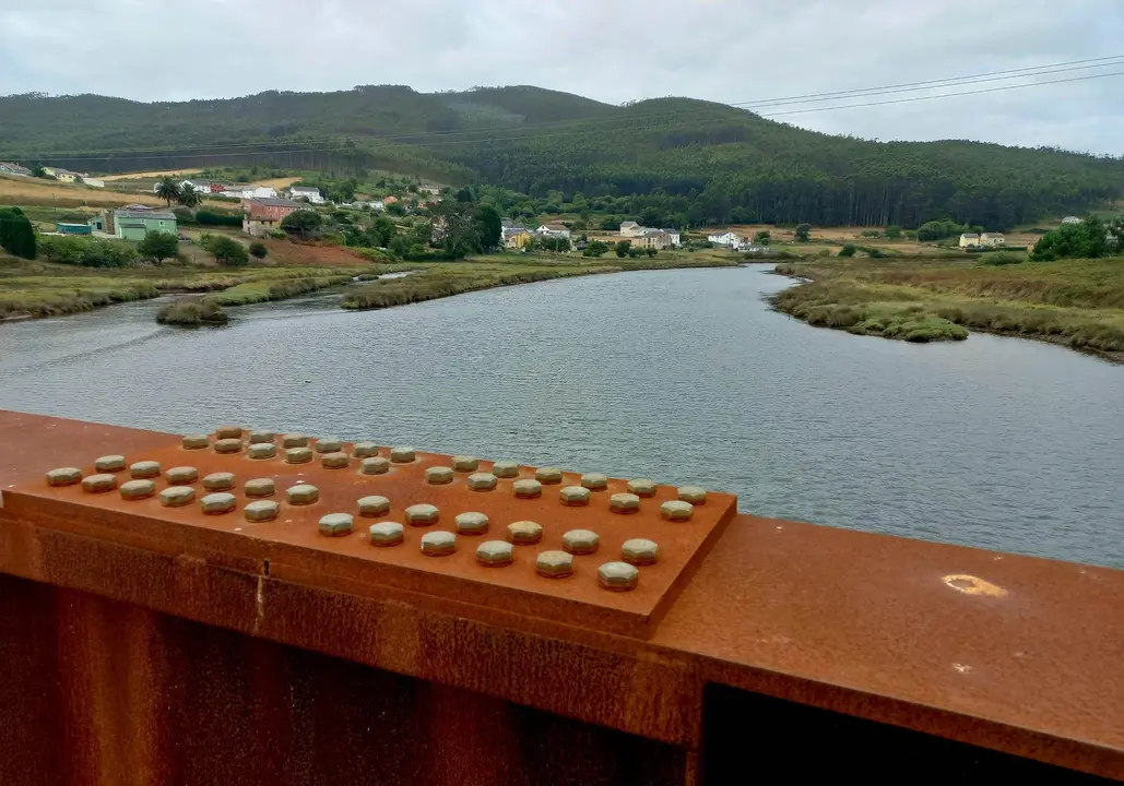 DESEMBOCADURA DO RÍO OURO DESDE A PONTE DE FERRO COA PLANTA POTABILIZADORA DE FOZ AO FONDO