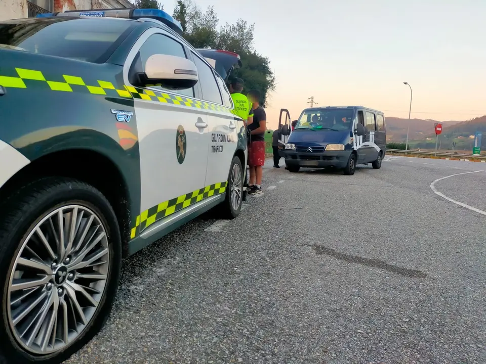furgoneta transportando 11 personas en Ribadeo