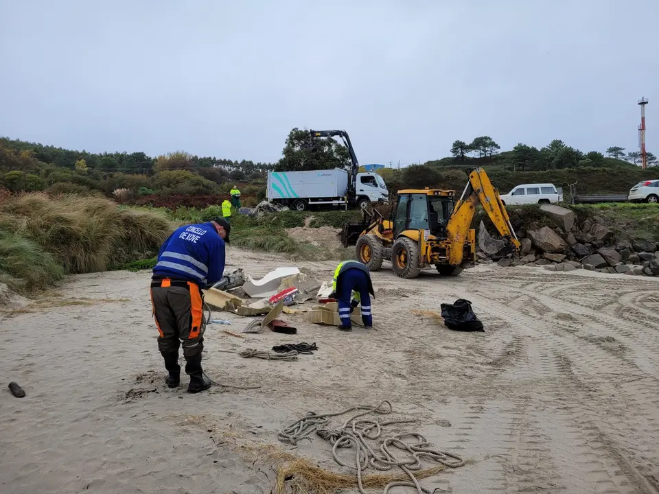 RECOLLIDA RESTOS PRAIA LAGO