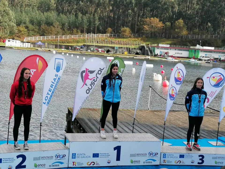 Ocho medallas para las piragüistas ribadenses