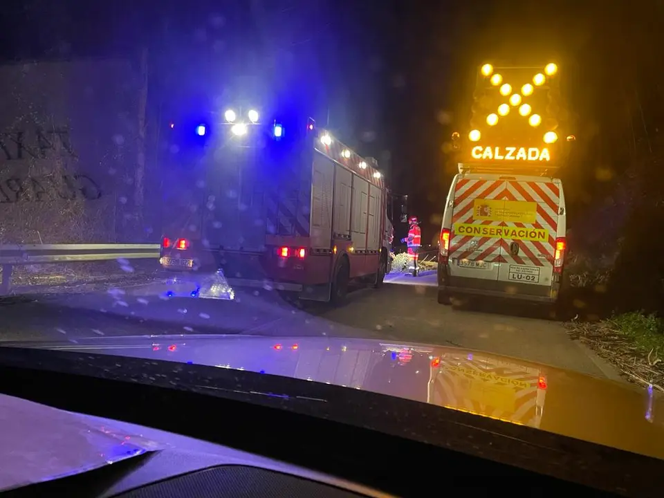 Corte carreteras, viento, bomberos, árboles