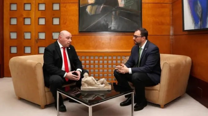 alcalde de castropol y adrián barbón