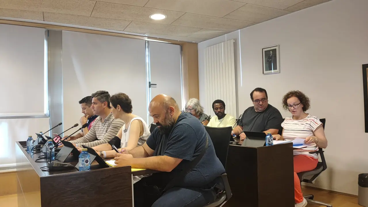 Grupo Municipal do PP xunto a concelleiros doutros grupos no salón de plenos de Burela