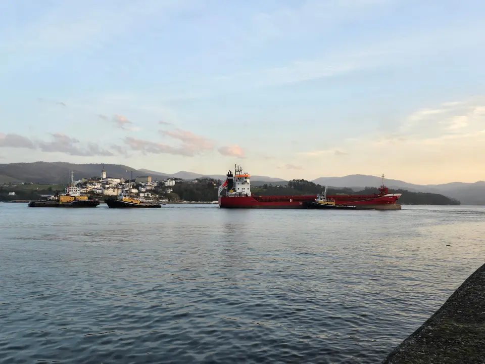 mercante varado tres remolcadores ribadeo