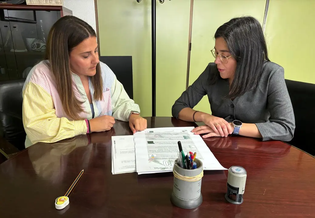 300424 ELENA MARTÍNEZ E MARTA MUIÑA PRESENTAN AS ACTIVIDADES DA UNED DE FOZ PARA MAIO