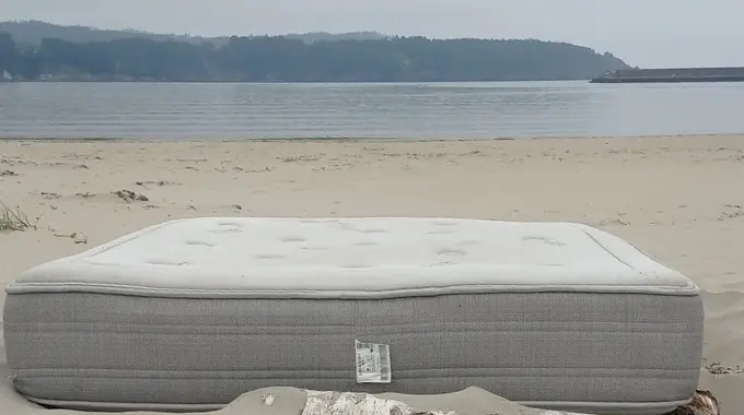 colchon en la playa