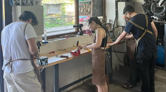 Taller Monta tu propia navaja, en Taramundi