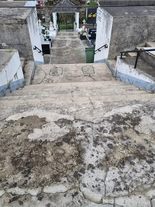Escaleiras acceso cemiterio municipal Viveiro