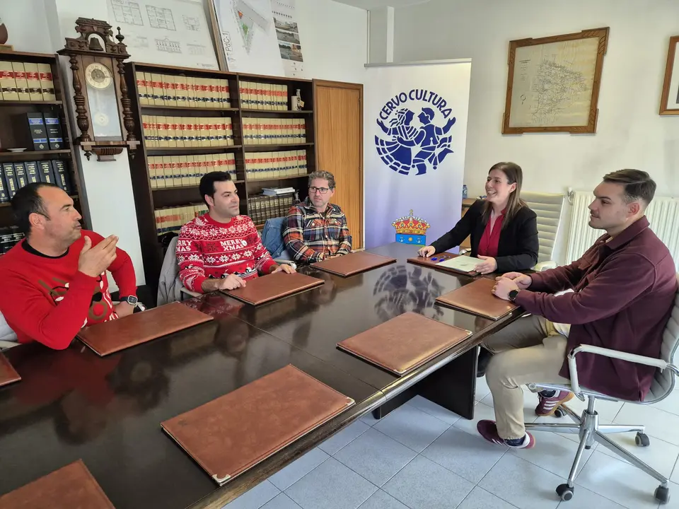 Dolores García Caramés, alcaldesa de Cervo, con representantes de los centros escolares