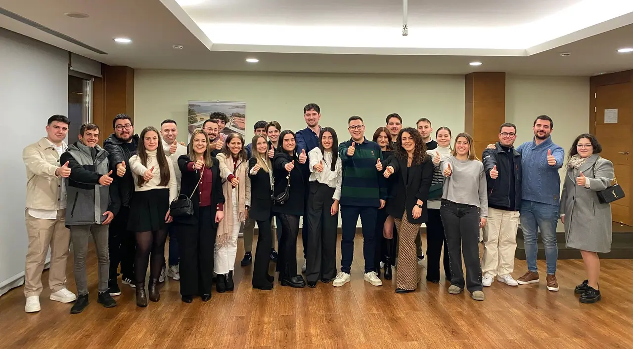 NNXXViveiro e compañeiros de NNXX participantes no congreso