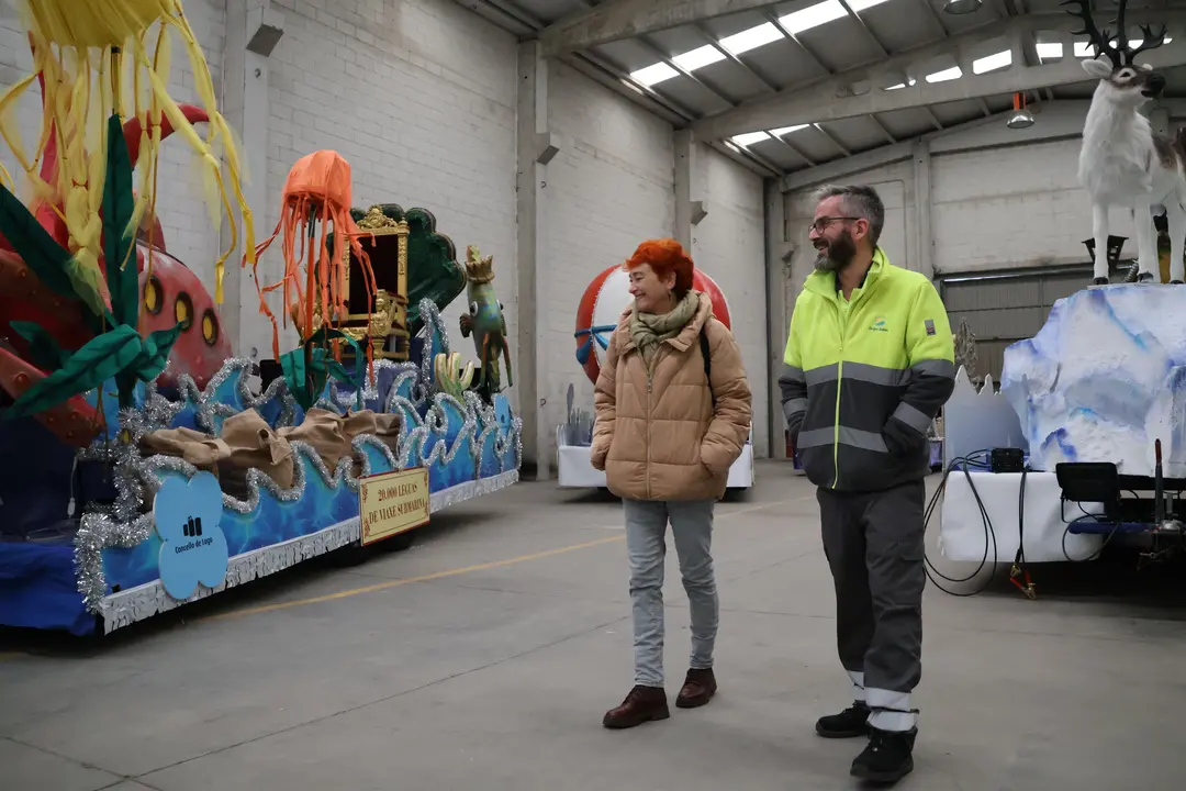 La concelleira Maite Ferreiro, durante la supervisión del montaje de las carrozas de la cabalgata