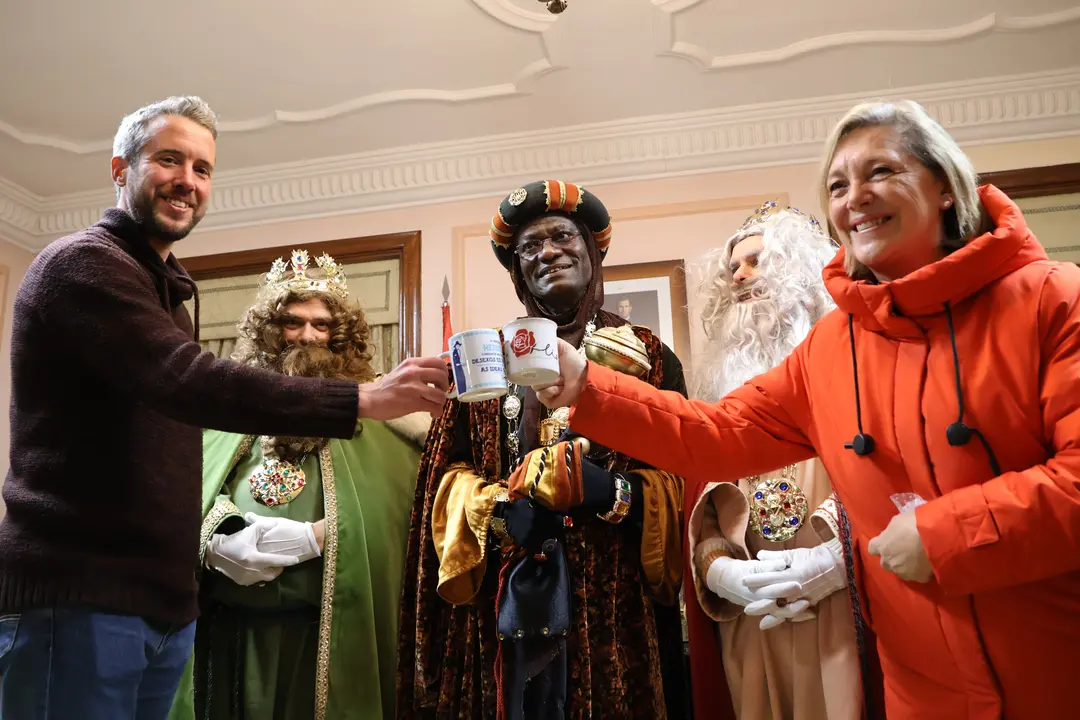 Paula Alvarellos y Rubén Arroxo recibieron a los Reyes Magos en la casa consistorial de Lugo