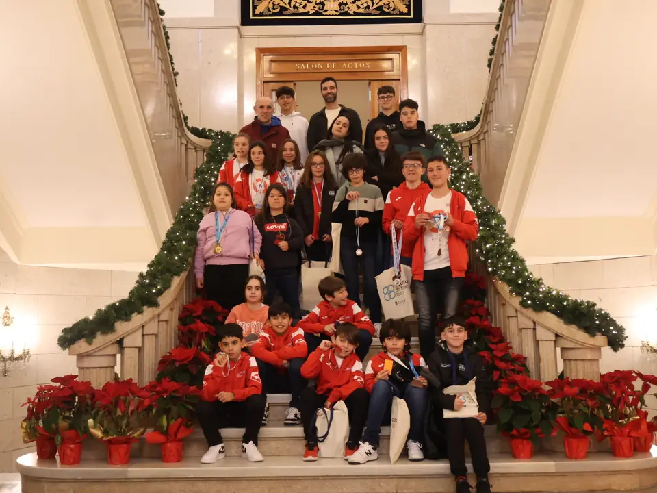 Daniel García recibió en la Diputación a integrantes del Club de Piragüismo Altruán de Ribadeo