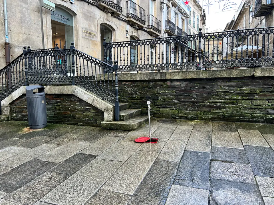 Fuga de agua en la Praza de Santa María, en Lugo