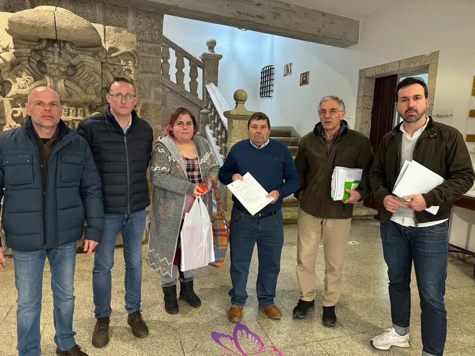 Deputados provinciais e alcalde de Mondoñedo con veciños de Santa María