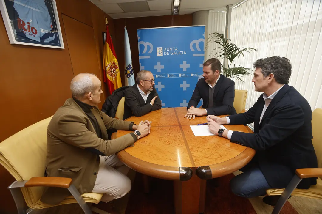 El conselleiro López Campos, durante la reunión con las Cofradías de Semana Santa en la Delegación de la Xunta en Lugo