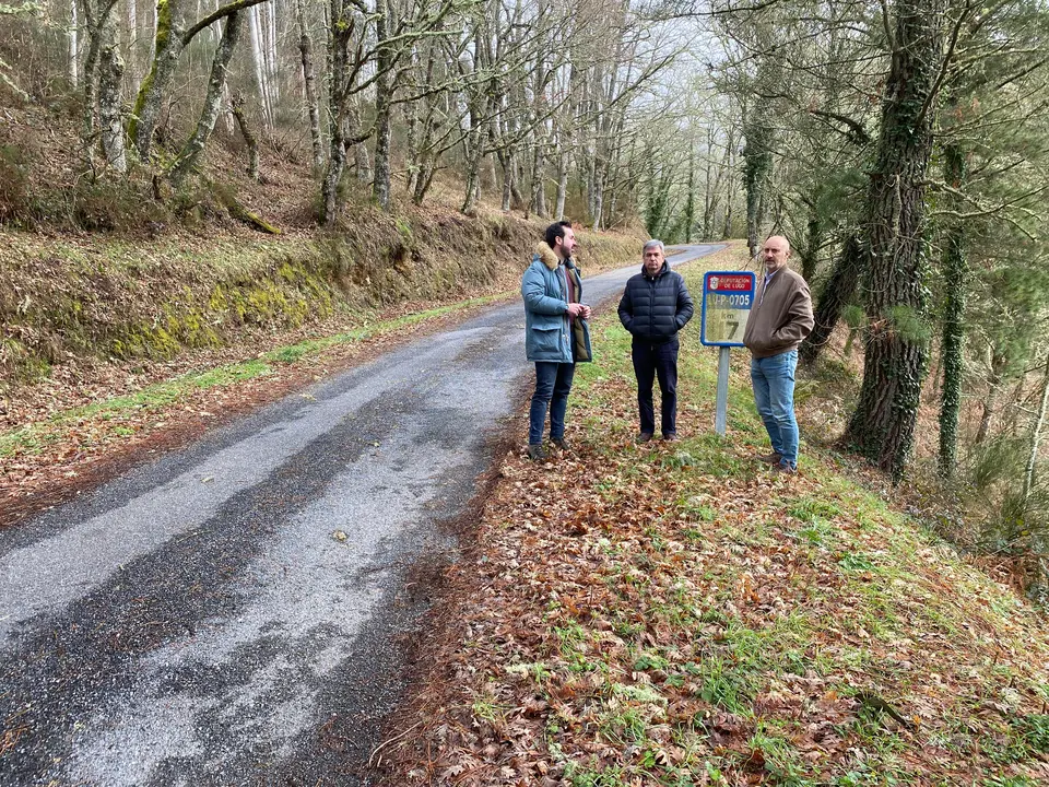 Ameijide, Núñez y Fernández, en un punto de la carretera provincial LU-P-0705