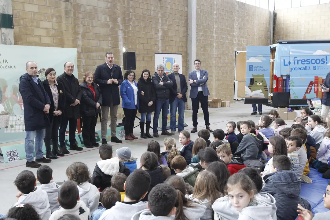 El conselleiro de Cultura celebró los dos años de la Furgoteca en Triacastela