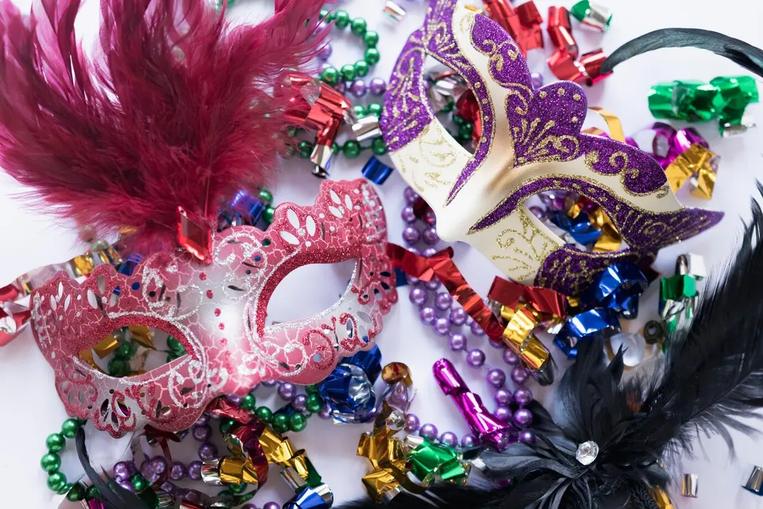 mascaras-primer-plano-perlas-confeti_23-2147747414