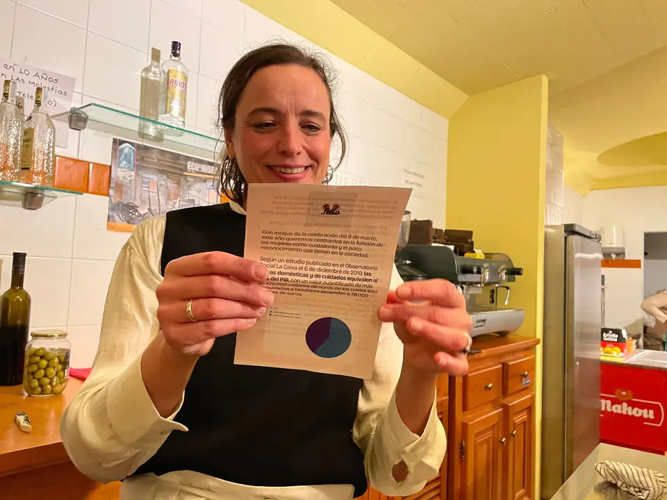 Amparo Iglesias, vecina de Os Oscos, lee la carta en Bustapena