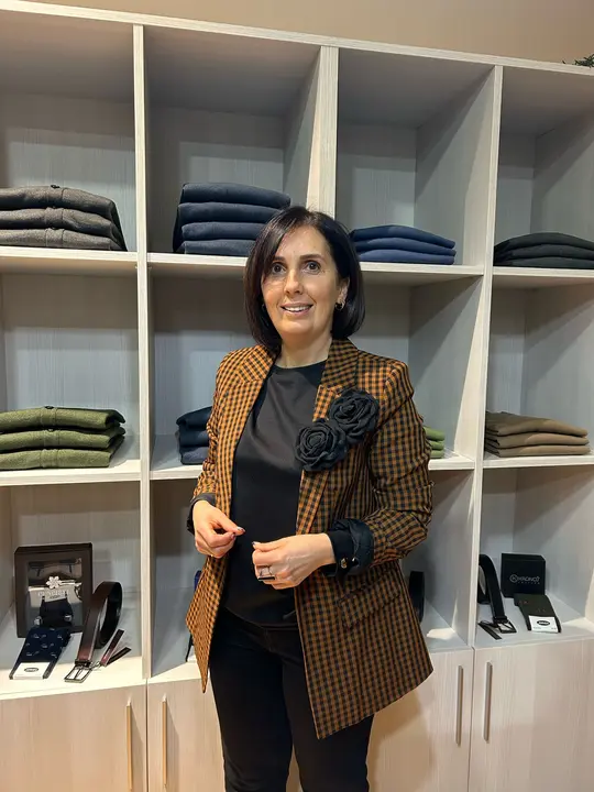 Fini, propietaria de la tienda Galán, de moda hombre, en Ribadeo