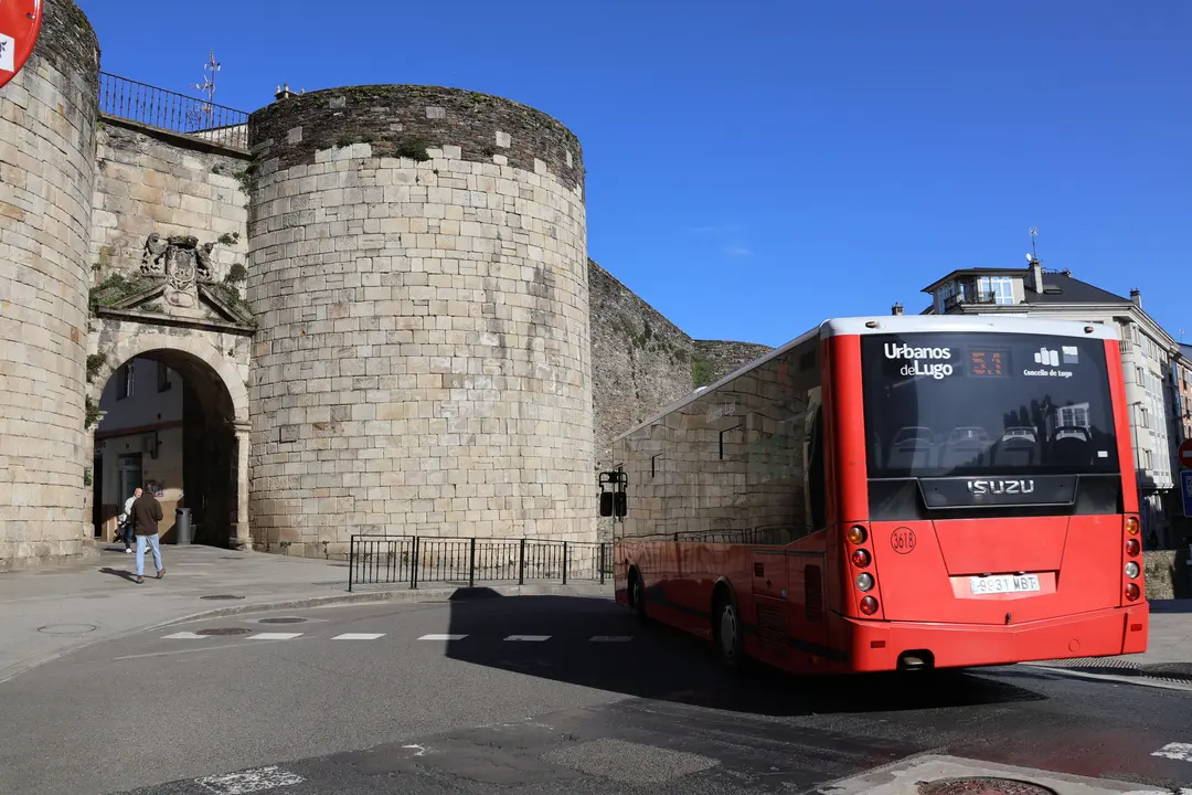 Un autobús urbano de Lugo traza una curva ante la Porta de San Pedro