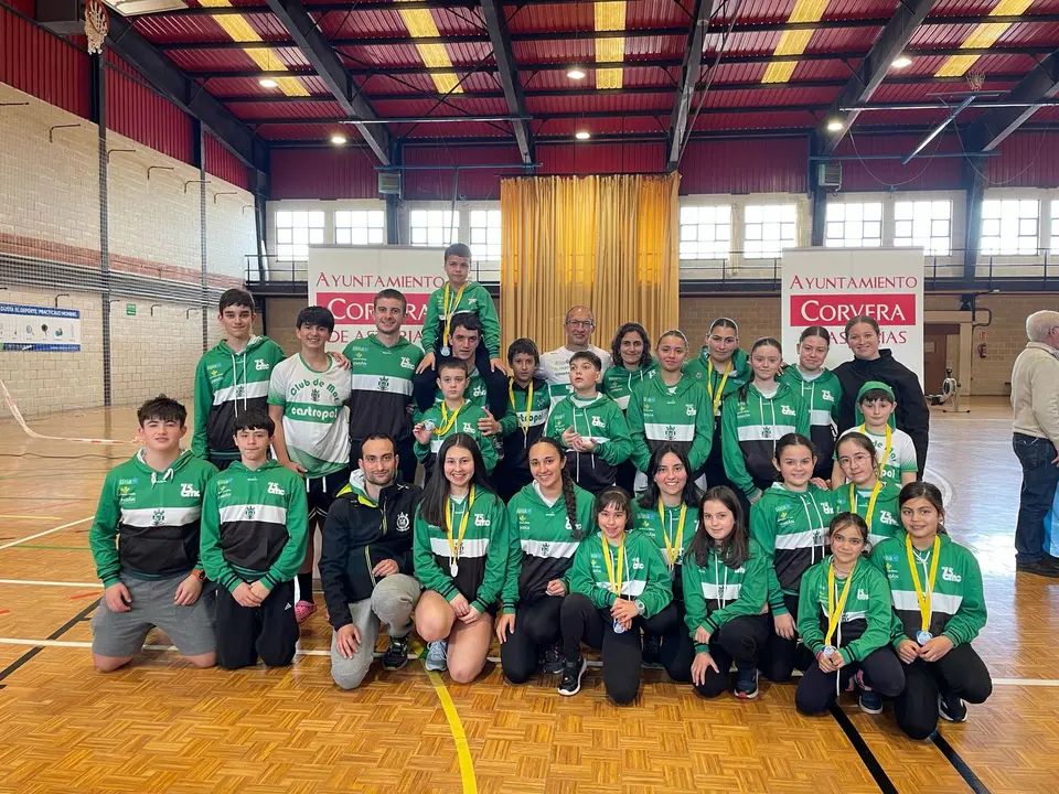 Los remeros del Club de Mar Castropol posan tras la celebración del Campeonato de Asturias indoor