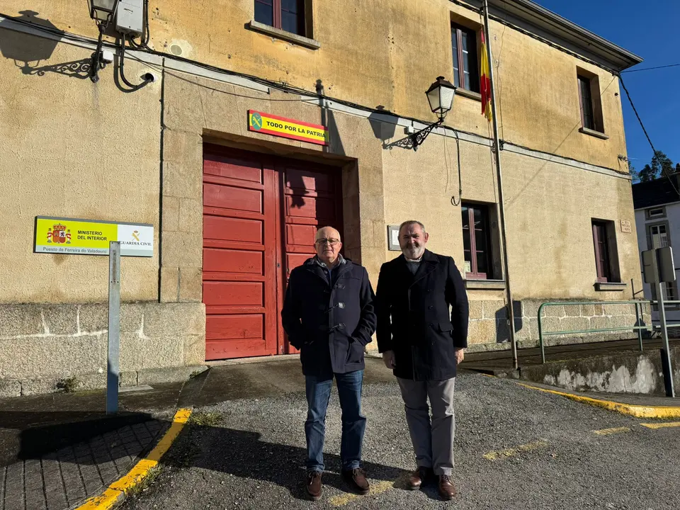 Lamela e Balseiro diante o cuartel da Garda Civil de Ferreira do Valadouro