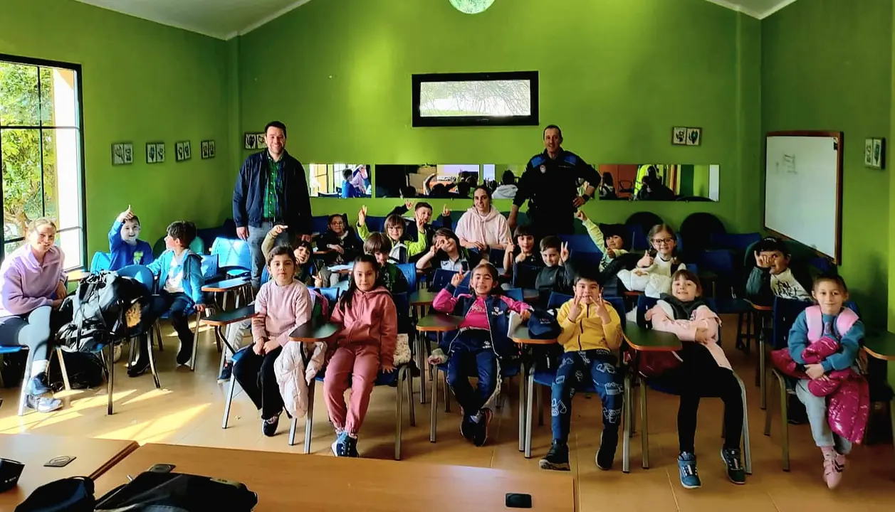 200325 ALUMNADO DO CEIP DE GALDO (VIVEIRO) NA AULA DE SEGURIDADE VIAL DE FOZ CO ALCALDE E O XEFE DA POLICÍA LOCAL