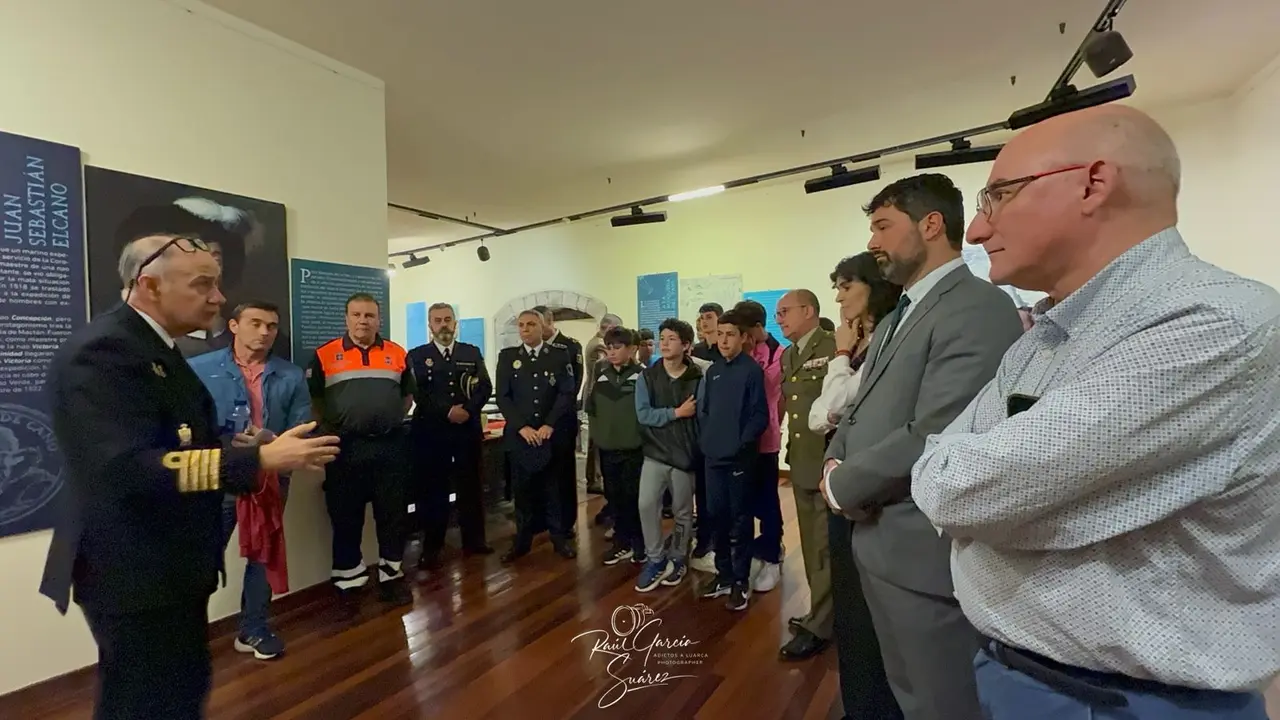 Instante durante la presentación de la muestra en la Casa de Cultura de Luarca