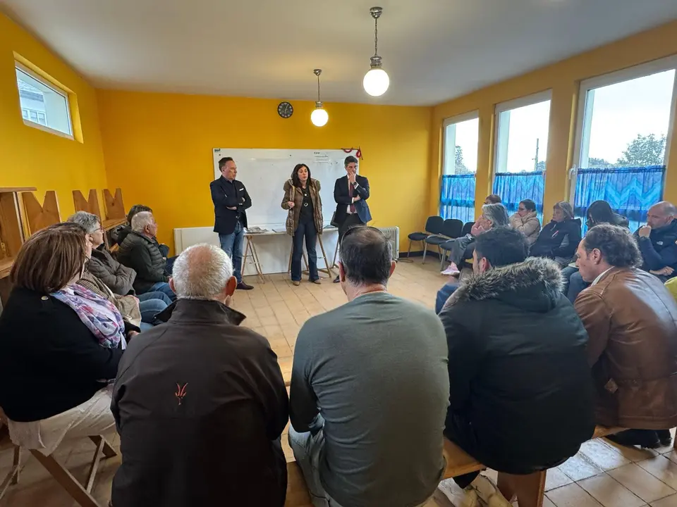Elena Candia, durante la reunión con los vecinos de Castelo