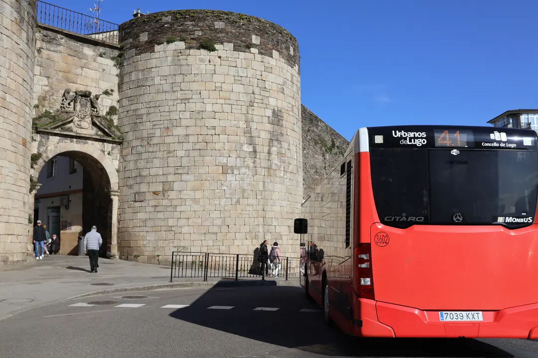 Un autobús urbano de Lugo, en la Porta de San Pedro