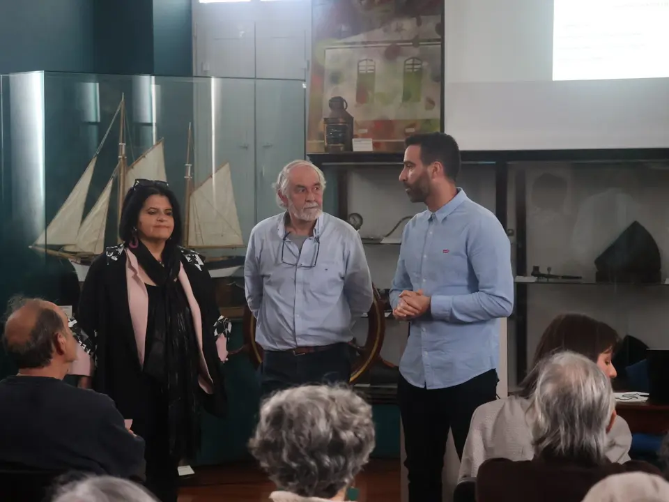 El artista Daniel Caxigueiro repasó su trayectoria en el Museo do Mar de San Ciprián