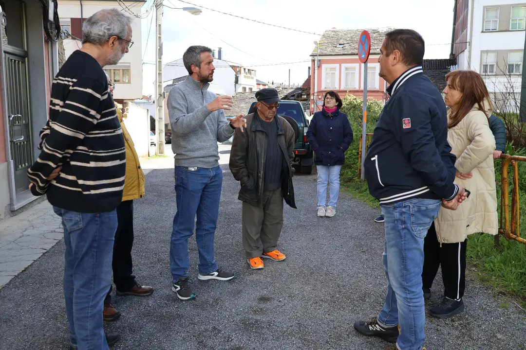 Rubén Arroxo y Alexandre Penas, durante la reunión con los vecinos de la rúa Río Parga