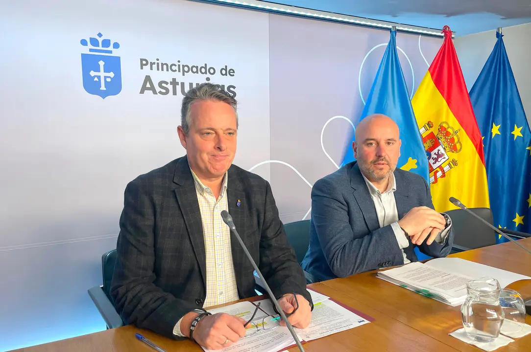 *En la imagen, el consejero de Medio Rural y Política Agraria, Marcelino Marcos, (izqda.) y el director general de Planificación Agraria, Marcos da Rocha.