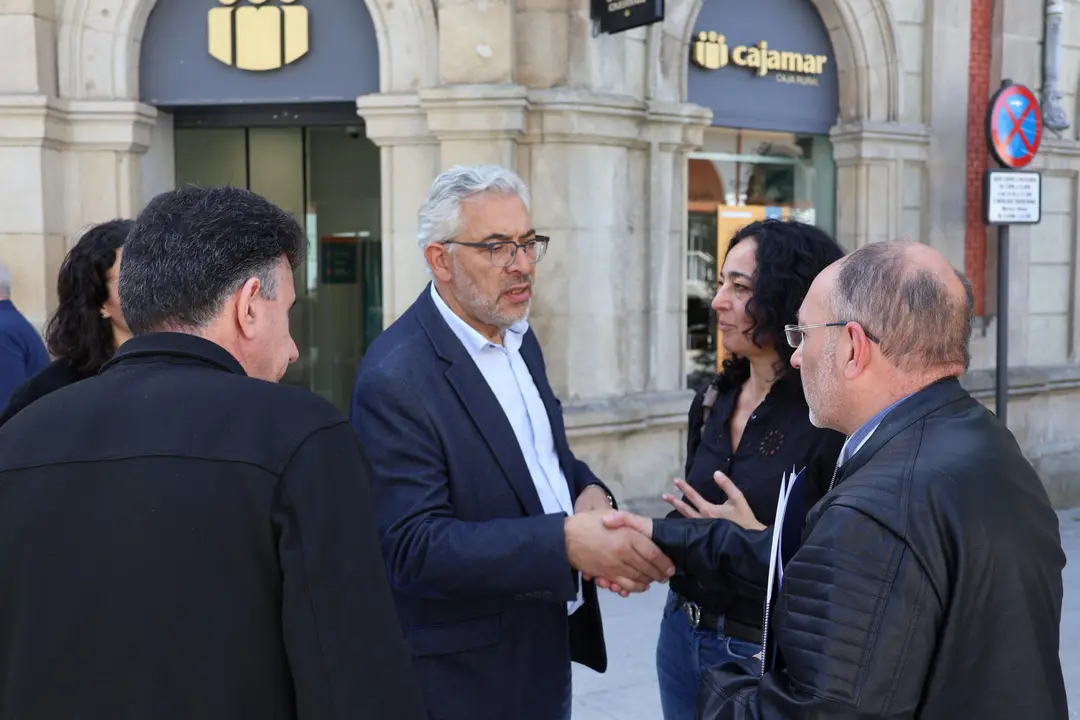 Miguel Fernández, con los vecinos del centro urbano