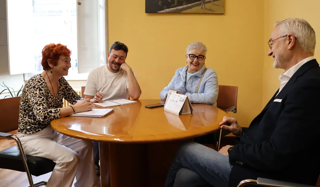 Maite Ferreiro se reunió con representantes de las casetas del pulpo de San Froilán