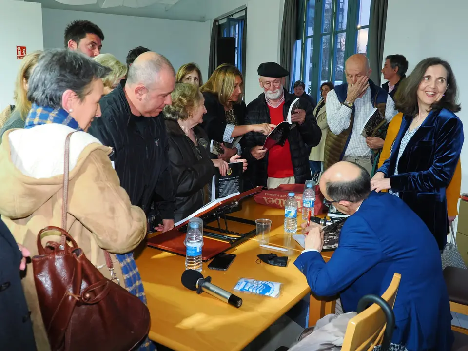 Cipriano Fernández firmando libros en el Casino de Luarca