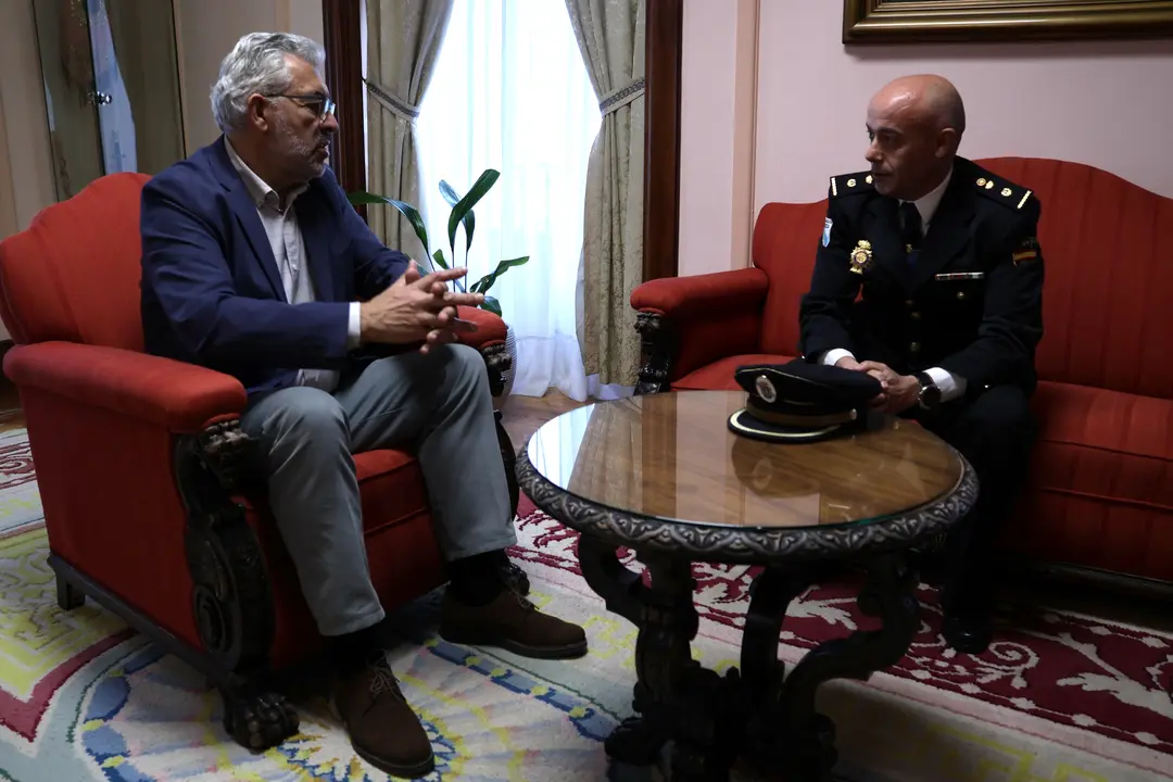 Miguel Fernández recibió en el Concello al comisario de la Policía Nacional