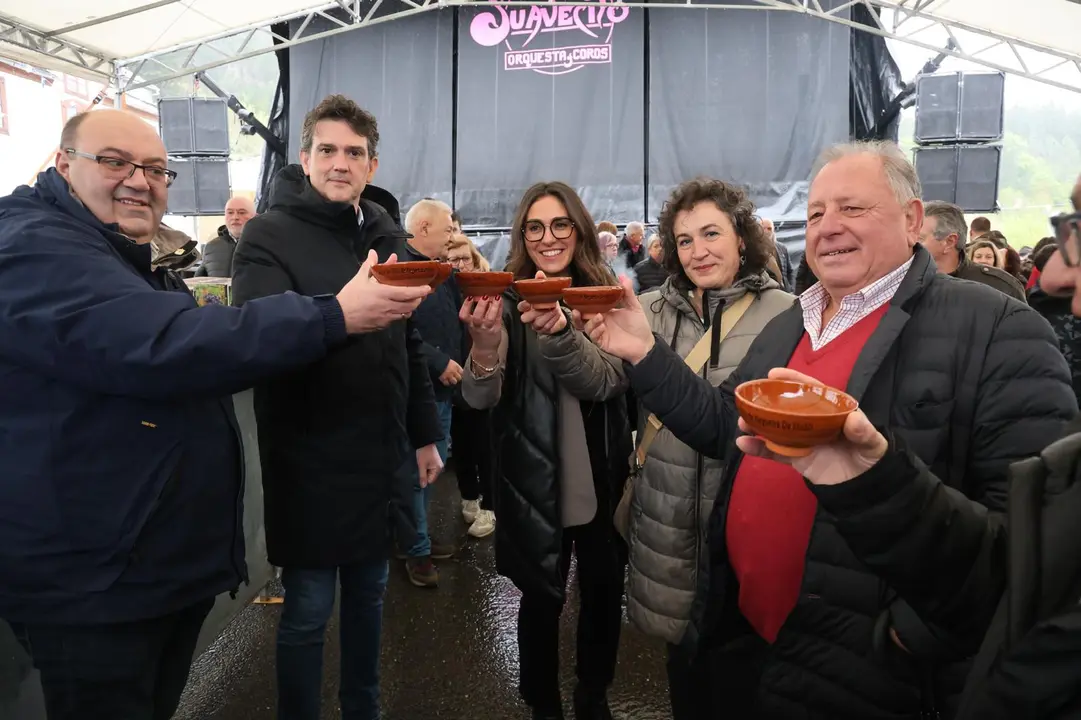 Javier Arias, delegado territorial de la Xunta en Lugo, asistió a la Festa do Viño de Negueira de Muñiz