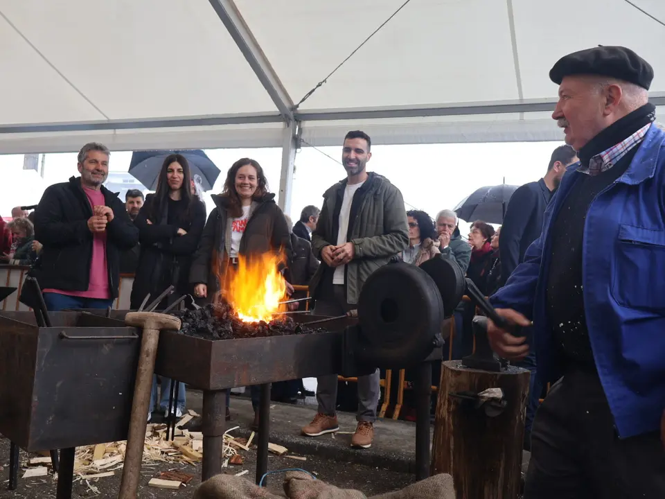 Los diputados Daniel García e Iria Castro acudieron a la Feira da Artesanía do Ferro de Riotorto