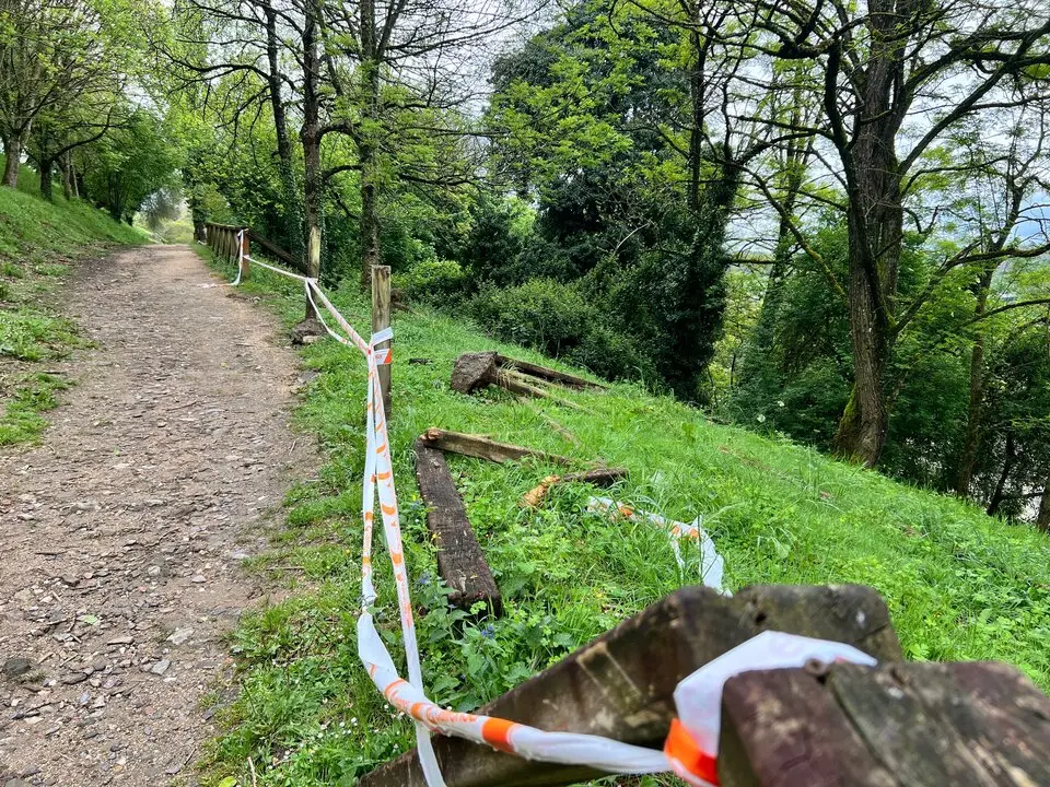 Uno de los tramos estropeados del parque Marcos Cela
