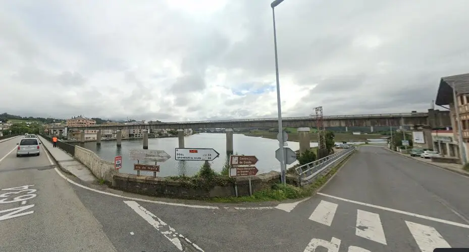Puente del Espín, sobre la ría de Navia; límite entre los concejos de Navia y Coaña
