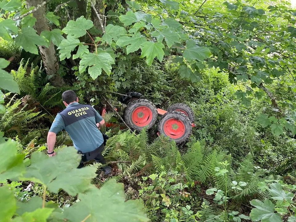 La Guardia Civil auxilió al hombre que se despeñó en una zona de A Valiña, en Becerreá