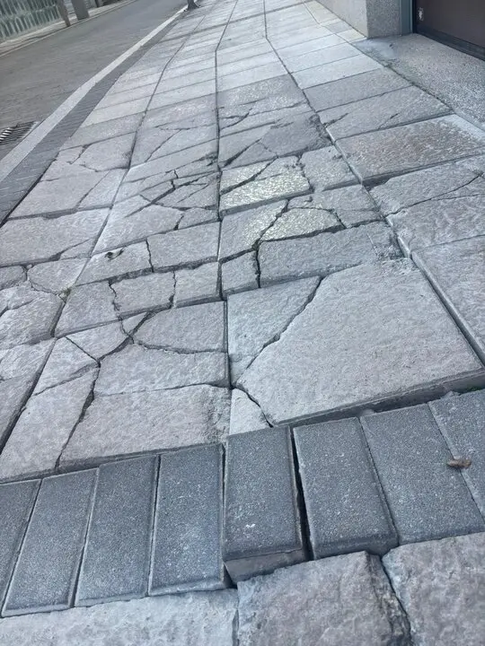 Danos nas beirarrúas de Sarria