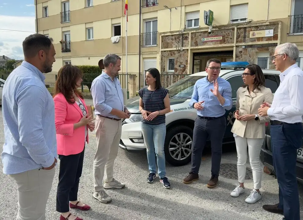 Deputados, alcalde e concelleiros diante o cuartel de Ribadeo