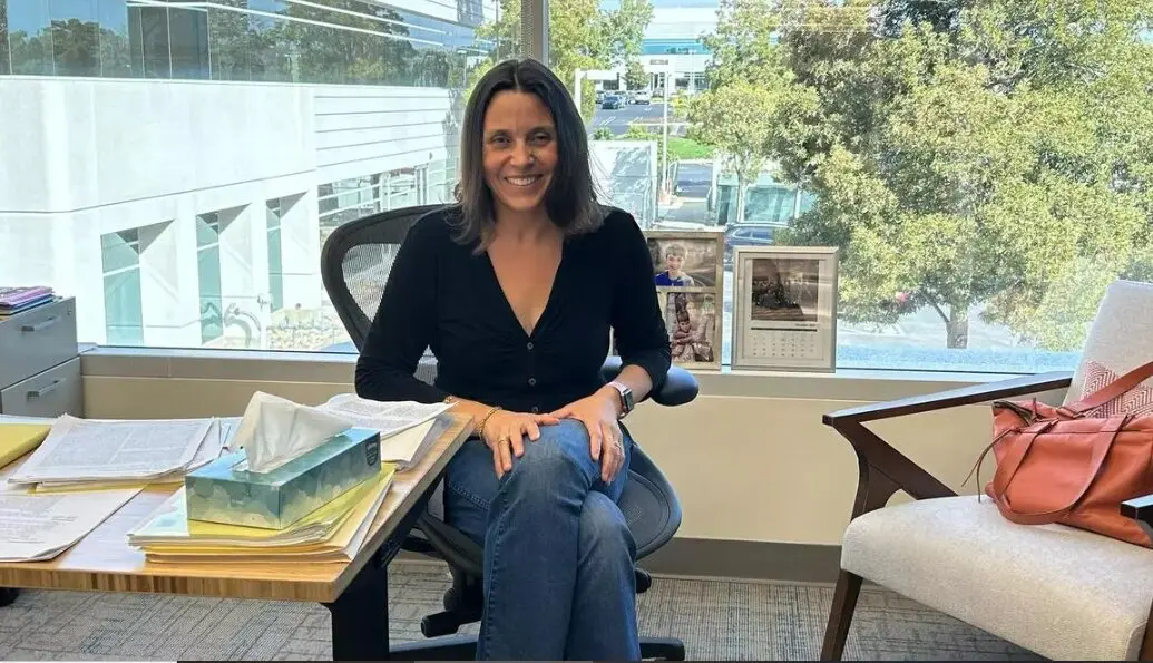 Dolores D&iacute;az, cient&iacute;fica Castropol en su lugar de trabajo en California
