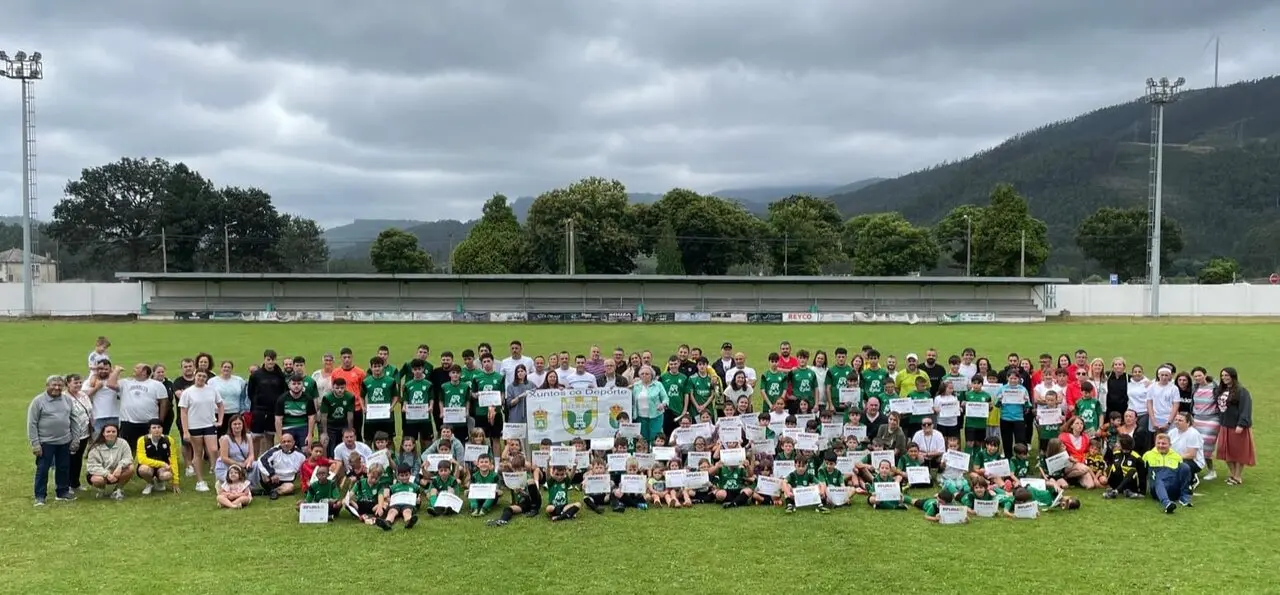 Foto de familia del acto de clausura de las Escuelas Deportivas de Alfoz y O Valadouro